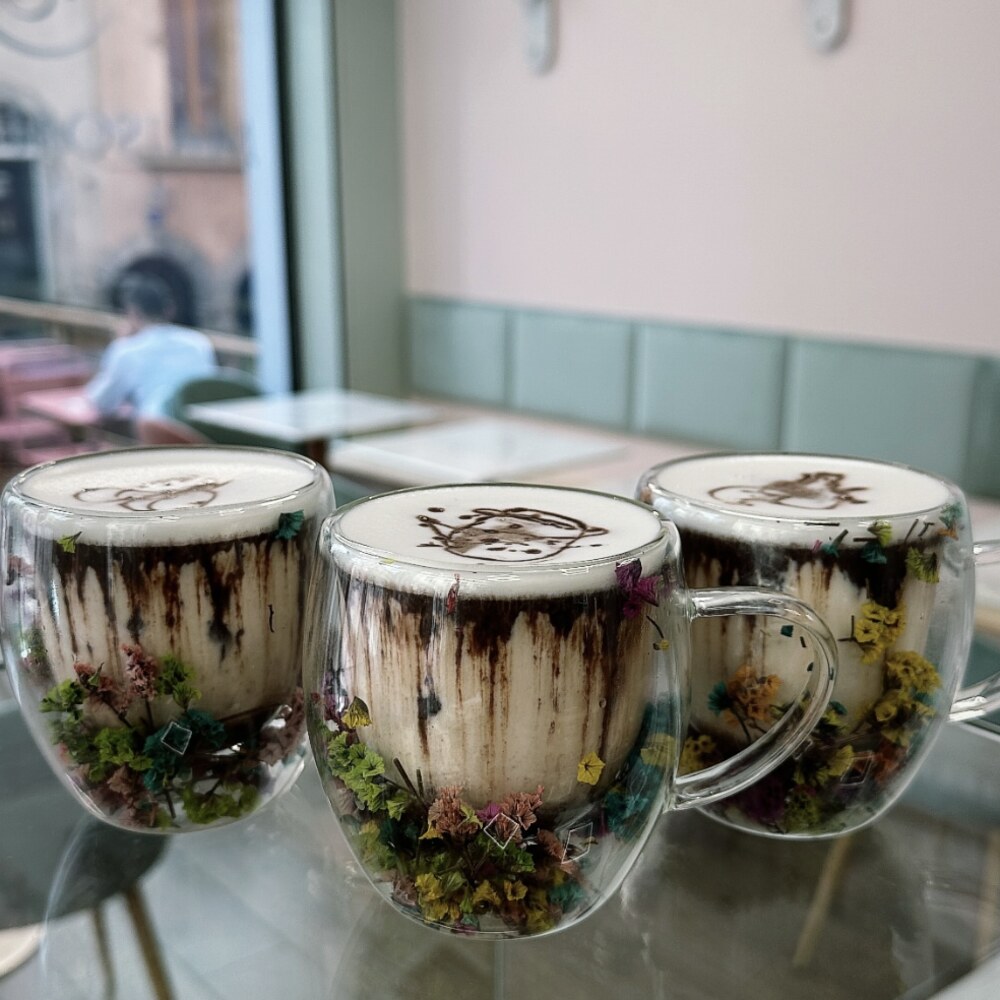 Café glacé signature de Maison Safa dans des tasses fleuries